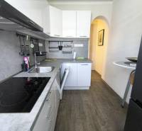 Küche in einer 2-Zimmer-Wohnung mit modernen Geräten und funktionalem Layout.
