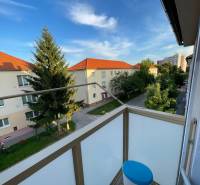 Der Balkon einer 2-Zimmer-Wohnung in der Hurbanova-Straße in Skalica mit Blick auf Bäume und Gebäude.