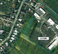 Luftkarte von landwirtschaftlichen und forstwirtschaftlichen Grundstücken in Topoľovka mit eingezeichneten Parzellen und Gebäuden.