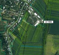 Luftaufnahme von landwirtschaftlichen und forstwirtschaftlichen Flächen in der Umgebung von Topoľovka.