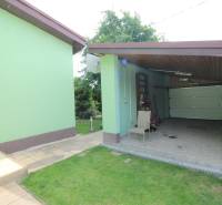 Die grüne Garage beim Einfamilienhaus in den Neuen Gärten VII in Bratislava - Ružinov.