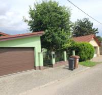 Nové Záhrady VII Straße in Bratislava-Ružinov mit Einfamilienhaus und Garten.