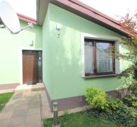 Vstupsteil eines Einfamilienhauses in der Straße Nové Záhrady VII, Bratislava - Ružinov.