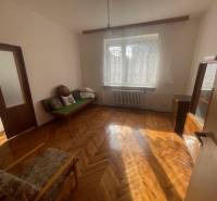 Holzböden in einem hellen Raum eines Einfamilienhauses mit einem Sofa und einem Sessel.