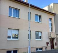 Einfamilienhaus in der Kalinčiakova-Straße in Piešťany mit einer Lampe auf dem Gehweg.