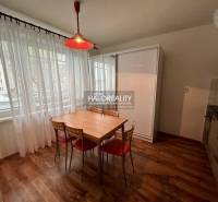 Essbereich in einer Einzimmerwohnung mit einem Holztisch und vier Stühlen.