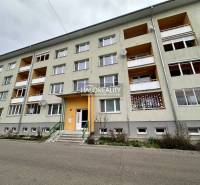 Ein Wohnhaus in Rimavská Sobota mit Eingangstor und Balkonen.