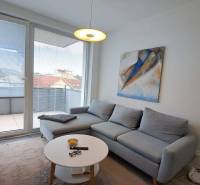 Gemütliches Wohnzimmer mit Ecksofa und Kunst in einer 2-Zimmer-Wohnung.