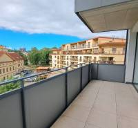 Balkon einer 2-Zimmer-Wohnung in der Štefánikova-Straße in Poprad mit Blick auf die benachbarten Gebäude.