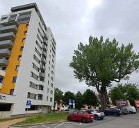 Hochhaus und Parkplatz in der Štefánikova-Straße in Poprad.