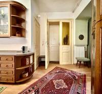 Küchenecke mit Holzmöbeln in einer 2-Zimmer-Wohnung, dekoriert mit einem orientalischen Teppich.