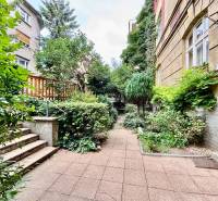 Ein kleiner Garten mit Grünflächen neben einem Wohnhaus in der Flöglova-Straße in Bratislava - Altstadt.