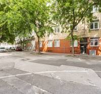 Die Außenansicht der Murgašova-Straße in Bratislava - Altstadt mit Bäumen und Wohnhäusern.