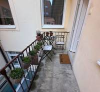 Balkon in der Ventúrska in Bratislava bei einer 2-Zimmer-Wohnung mit Pflanzen und Stühlen.