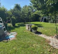 Garten mit Pool in der Brezová-Straße in Bratislava-Vrakuňa, Grundstücke - Wohnen.