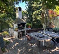 Gartenkamin mit Terrasse in der Lage Bratislava – Vrakuňa, Brezová, geeignet für Grundstücke – Wohnen.