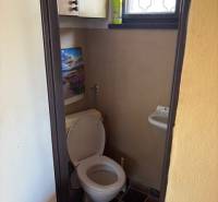 Toilette mit Waschbecken im Innenraum bei Grundstücken - Wohnen.