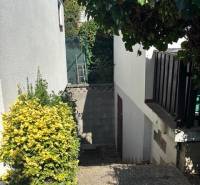 Gehweg mit Treppen und Grünflächen, Bratislava - Vrakuňa, Brezová-Straße, Grundstücke - Wohnen.
