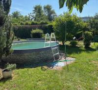 Schwimmbad im Garten in der Brezová-Straße, Bratislava - Vrakuňa, Grundstücke - Wohnen.