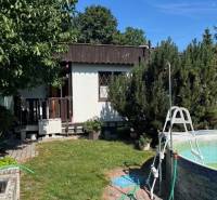 Garten mit Pool und Gartenhäuschen in der Brezová-Straße in Bratislava - Vrakuňa, Grundstücke - Wohnen.