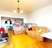 Wohnzimmer in einer 3-Zimmer-Wohnung mit bequemen Sofas und Holzboden.