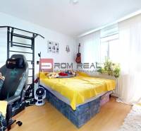 Ein Zimmer in einer 3-Zimmer-Wohnung mit hellen Möbeln, einem Bett und einem Schreibtisch.