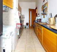 Küche in einer 3-Zimmer-Wohnung mit Holzküche und Gewürzregal.