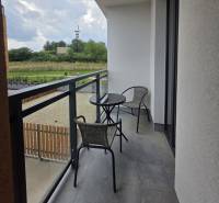 Balkon einer 2-Zimmer-Wohnung in Košice, Stadtteil Vyšné Opátske, Cédrová-Straße, mit Sitzgelegenheit.