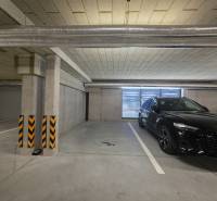 Tiefgarage mit Parkplatz und Auto in Košice in der Cédrová-Straße.