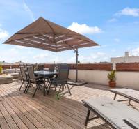 Terrasse einer 4-Zimmer-Wohnung in der Pivonkova-Straße in Rovinka mit Außenbereich und Liegestühlen.