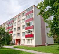 Wohngebäude mit roten Balkonen auf der Straße Sad duklianskych hrdinov in Nová Dubnica.