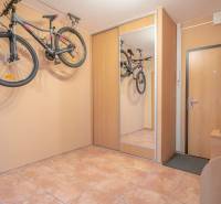 Im Flur der 3-Zimmer-Wohnung sind Fahrräder an der Wand aufgehängt und ein großer Schrank.