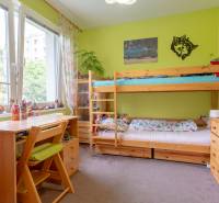 Kinderzimmer in einer 3-Zimmer-Wohnung mit hellen Möbeln und einem Etagenbett.