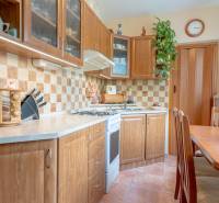 Küche in einer 3-Zimmer-Wohnung mit Einbauschränken und Esstisch.