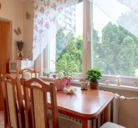 Esszimmer in einer 3-Zimmer-Wohnung mit Holztisch, Stühlen und Zimmerpflanzen.