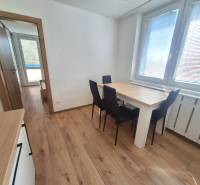 Essbereich mit Holztisch und Stühlen in einer 2-Zimmer-Wohnung.