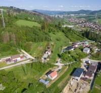 Ein Luftbild zeigt weitläufige Wohngebiete in der Gemeinde Raková.