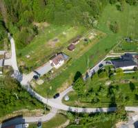 Luftaufnahme von Grundstücken - Wohnen in der Stadt Raková, umgeben von Grünflächen und Straßen.
