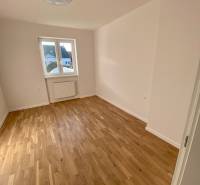 Ein Zimmer in einer 3-Zimmer-Wohnung mit Holzboden und einem großen Fenster.