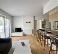 Wohnzimmer in einer 3-Zimmer-Wohnung mit Esstheke und Zugang zur Terrasse.