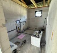 Ein Bauzimmer in einem Einfamilienhaus mit unvollendeter Innenausstattung.