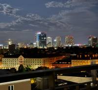 Nächtlicher Panoramablick auf das Zentrum von Bratislava vom Balkon einer 2-Zimmer-Wohnung.