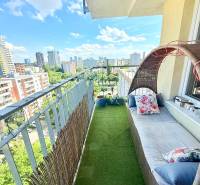Balkon mit Kunstrasen und Gartenmöbeln in einer 2-Zimmer-Wohnung mit Blick auf Bratislava.