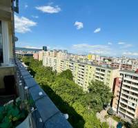 Blick vom Balkon einer 2-Zimmer-Wohnung über die Jégého-Straße in Bratislava - Ružinov.