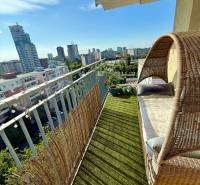 Balkon mit angenehmer Sitzgelegenheit in einer 2-Zimmer-Wohnung in der Jégého-Straße in Bratislava - Ružinov.