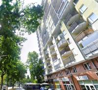 Wohnhaus mit Balkonen in der Jégého-Straße, Bratislava - Ružinov, umgeben von Grünflächen.
