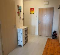Eingangsbereich mit Schrank und Holztisch in einer 2-Zimmer-Wohnung.