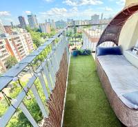 Balkon einer 2-Zimmer-Wohnung mit Blick auf die Skyline von Bratislava in der Jégého-Straße.