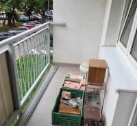 Balkon einer 3-Zimmer-Wohnung mit Blick auf den Parkplatz und die Straße Mesačná in Bratislava - Ružinov.