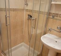 Duschkabine und Waschbecken im Badezimmer einer 3-Zimmer-Wohnung mit Glastüren.